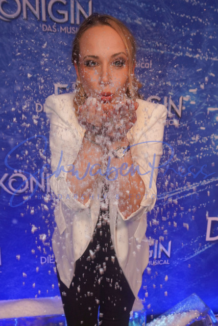 261124Ho438 | Pia Malo Musicalpremiere Die EiskoeniginBlauer Teppich und Schneefall, Premiere zum Musical Disneys Die Eiskoenigin mit Promis am blauen Laufsteg. Deutschland, Stuttgart, Stage Apollo Theater, 22.11.2024