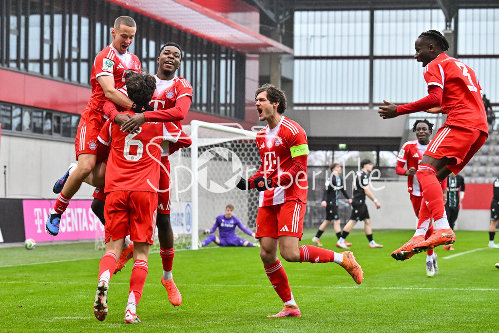 FC Bayern München - Hannover 96 | MUNICH, GERMANY - 15. FEBRUARY: Jubel der Bayern nach dem Treffer zum 1-0 durch David DAIBER (FC Bayern München 6) / Tor / Torschuetze / Freude / Happy während dem Spiel zwischen der U19 des FC Bayern München und der U19 von Hannover 96 am 2. Spieltag der Hauptrunde der U19-DFB-Nachwuchsliga am FC Bayern Campus