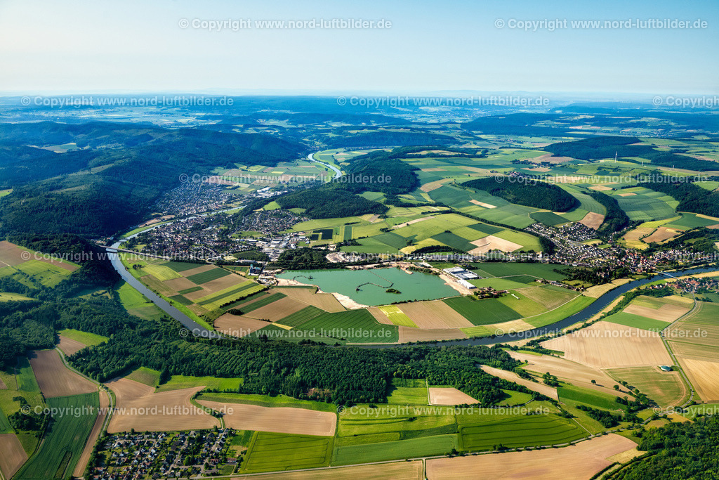 Bodenwerder_Weser_ELS_4295050623 | BODENWERDER 05.06.2023 Uferbereiche am Flußverlauf der Weser in Bodenwerder im Bundesland Niedersachsen, Deutschland. // Riparian zones on the course of the river of the Weser river in Bodenwerder in the state Lower Saxony, Germany. Foto: Martin Elsen