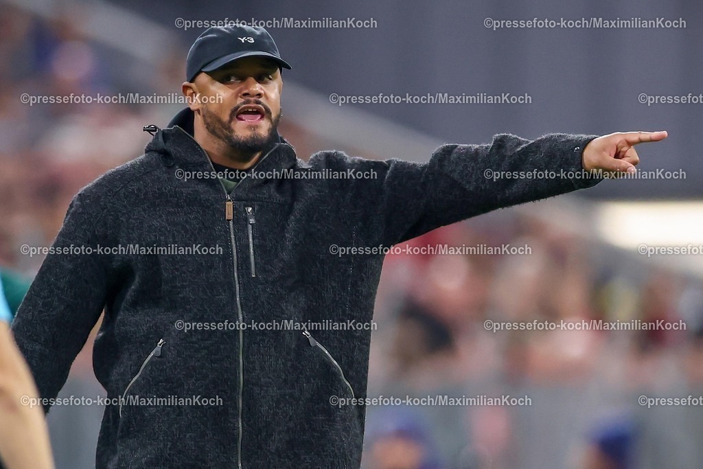 UCL22102501087 | 22.10.2025, Fußball, UEFA Champions League, FC Bayern München - Club Brügge, Allianz Arena, Saison 2025 2026: Cheftrainer Vincent Kompany (FC Bayern Muenchen #hc) gestikulierend am Spielfeldrand Regulations prohibit any use of photographs as image sequences and or quasi-video.