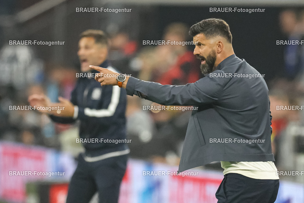 1_S04BER_20250801_3244.JPG -  - FC Schalke 04 - Hertha BSC Berlin - 2. Bundesliga | Gelsenkirchen, Deutschland, 01.08.25: Trainer Miron Muslic (FC Schalke 04) gestikuliert, Gestik waehrend des Spiels der 2. Bundesliga zwischen FC Schalke 04 - Hertha BSC Berlin in der Veltins-Arena am 01. August 2025 in Gelsenkirchen, Deutschland. (Foto von Stefan Brauer/Brauer-Fotoagentur)DFB/DFL REGULATIONS PROHIBIT ANY USE OF PHOTOGRAPHS AS IMAGE SEQUENCES AND/OR QUASI-VIDEO.