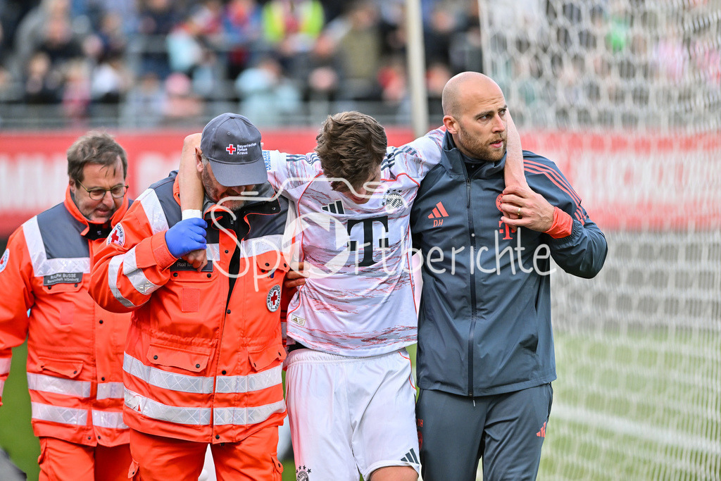 FC Würzburger Kickers - FC Bayern Amateure | WÜRZBURG, DEUTSCHLAND - 10. APRIL: der verletzte Guido DELLA ROVERE (FC Bayern München II 10) muss vom Platz geführt werden während dem Match zwischen dem FC Würzburger Kickers und den Amateuren des FC Bayern München am 28. Spieltag der Regionalliga Bayern in der AKON Arena