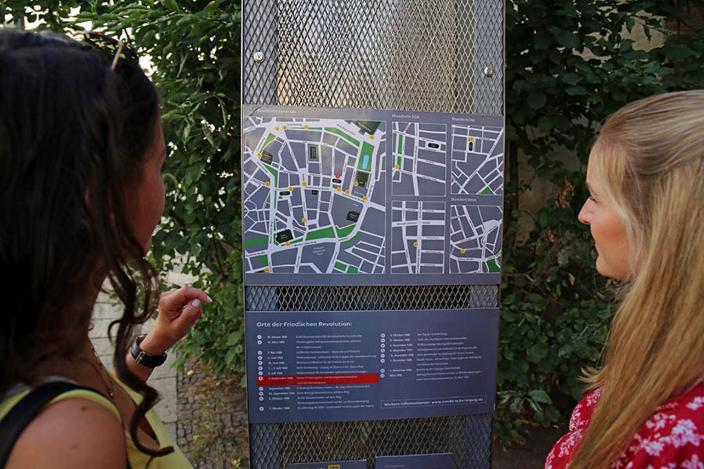 Foto: Leipzig - Orte der Friedlichen Revolution - Stelenprojekt - Stele Nr. 8 Friedensgebet | Das Team hinter BILDLEXIKON LEIPZIG bündelt historische wie aktuelle Informationen über die Stadt Leipzig in Text und Bild auf einer Plattform und stellt diese der interessierten Öffentlichkeit zur Verfügung.
