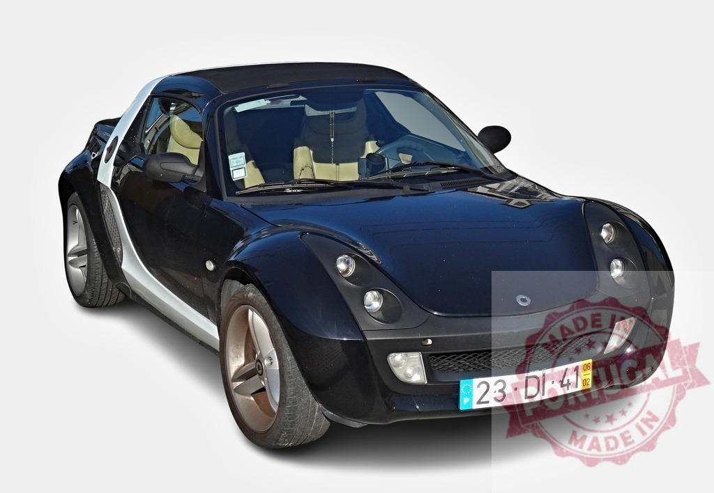 Smart Roadster parked, showing its unique design and sporty features | Parked Smart Roadster showcasing its distinctive two-tone exterior, compact size, and open-top design - Realisiert mit Pictrs.com