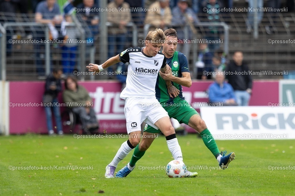 xKWIx13092501020 | 13.09.2025, xkwix, Fußball, Regionalliga West, FC Gütersloh - SV Rödinghausen, Ohlendorf Stadion im Heidewald: Simon Breuer (SV Rödinghausen #19) im Zweikampf gegen Fynn Arkenberg (FC Gütersloh #33)