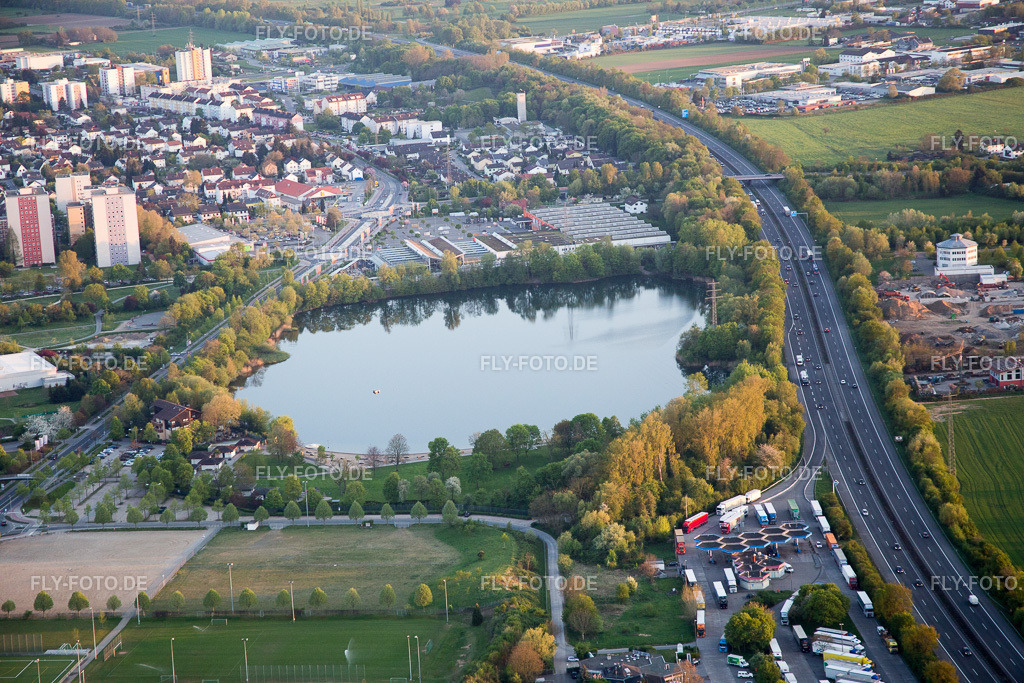 Uferbereiche am Sandstrand des Freibades Badesee Bensheim | Luftbild: Uferbereiche am Sandstrand des Freibades Badesee Bensheim in Bensheim im Bundesland Hessen in Deutschland. Foto: IMG_077865.jpg vom 23.04.2015 durch Werner Riehm/FLY-FOTO.de - Realisiert mit Pictrs.com