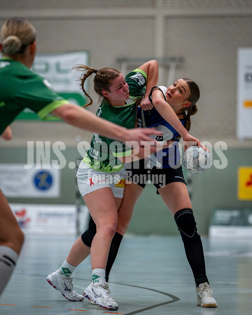 Handball I Frauen I Saison 2025-2026 I 3. Liga Staffel Nord I 10. Spieltag I SC SFN Vechta - HSG Blomberg-Lippe II I 0359 | Maya Janßen (44, SC SFN Vechta) und Meggan Rusko (10, HSG Blomberg-Lippe II) - Realisiert mit Pictrs.com