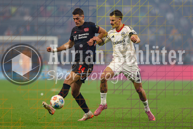 Bayer 04 Leverkusen vs Eintracht Frankfurt - Bundesliga  | Leverkusen, Deutschland, 12.09.25:   Patrick Schick (Bayer 04 Leverkusen) und Robin Koch (Eintracht Frankfurt) im Kampf um den Ball waehrend des Spiels der Bundesliga zwischen  Bayer 04 Leverkusen vs Eintracht Frankfurt in der BayArena(Foto von Brauer-Fotoagentur / Adrian Schlueter)