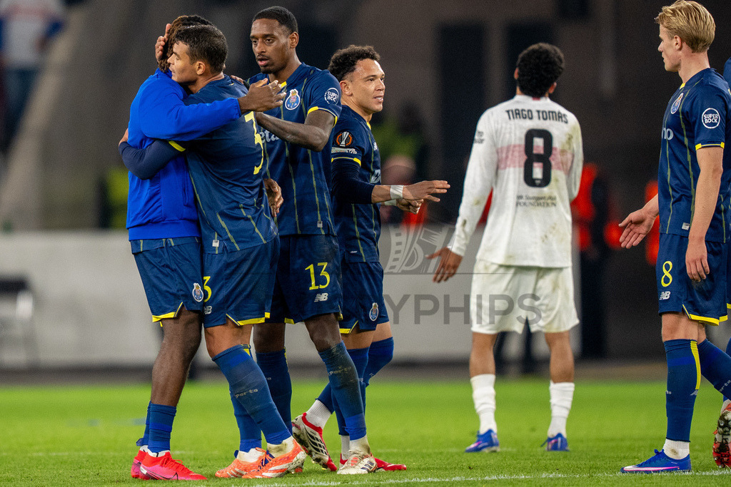 VfB Stuttgart vs. FC Porto, Fussball, Europa League, Achtelfinale, Hinspiel, 12.03.2026 | Thiago Silva (FC Porto, #03) freut sich über den Sieg mit Pablo Rosario (FC Porto, #13) und Terem Moffi (FC Porto, #29),VfB Stuttgart vs. FC Porto, Fussball, Europa League, Achtelfinale, Hinspiel, 12.03.2026Foto: photosbyphips/Philip Ziegler