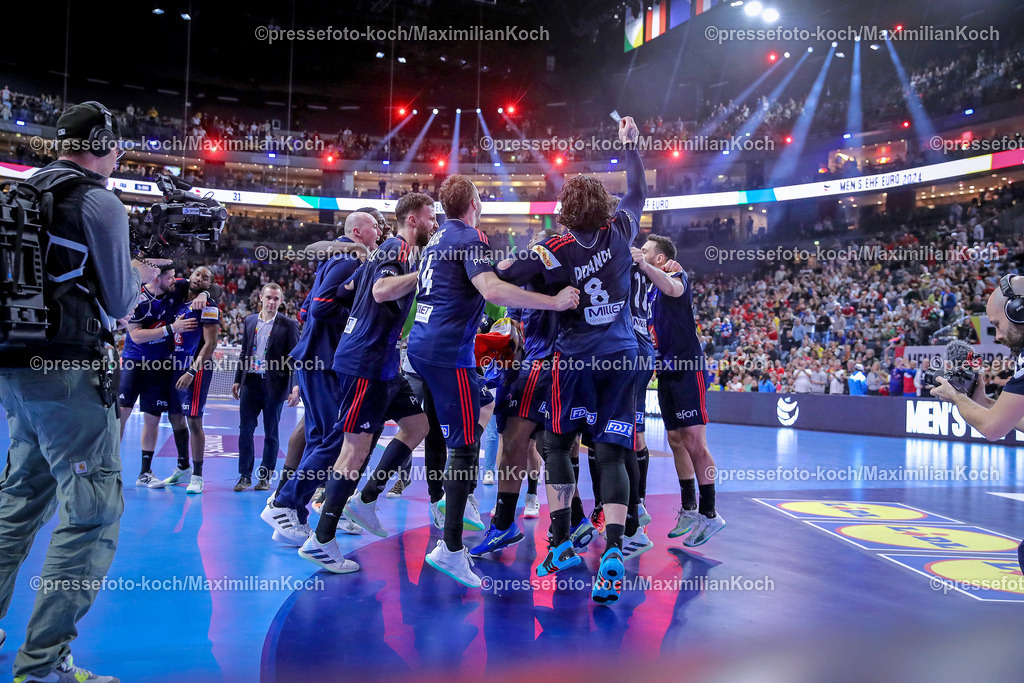 EHFEURO28012402277 | 28.01.2024, EHF EURO 2024, Männer Europameisterschaft Handball, Lanxess Arena in Köln, Finale, Frankreich - Dänemark: Frankreich ist Europameister und feiert den Sieg gegen Dänemark. Mannschaftskreis Abschlussjubel