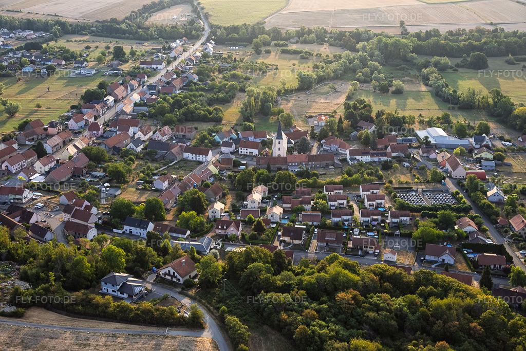 Luftbild: Ortsansicht von Westen am Morgen in Rimling im Bundesland Moselle in Frankreich. – Foto: IMG_158661.jpg vom 15.08.2026 durch Werner Riehm/FLY-FOTO.de – Auflösung des Originals: 6000 x 4000 px