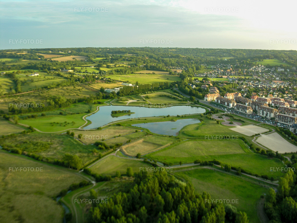 Luftbild: Ortsansicht in Villers-sur-Mer im Bundesland Calvados in Frankreich. – Foto: DSCN0548.jpg vom 04.08.2005 durch Werner Riehm/FLY-FOTO.de – Auflösung des Originals: 3264 x 2448 px