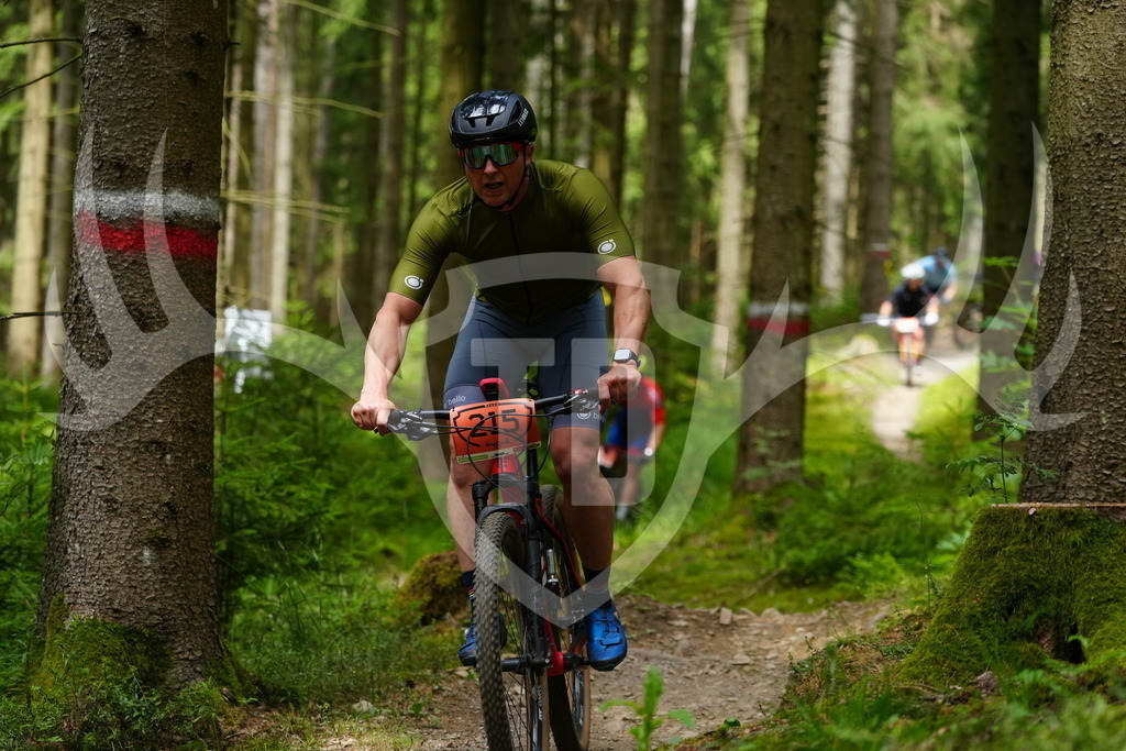 FC100354 | Fotogalerie der Treibjagd im Dunkelwald - Dein MTB Etappenrennen im Erzgebirge - Realisiert mit Pictrs.com
