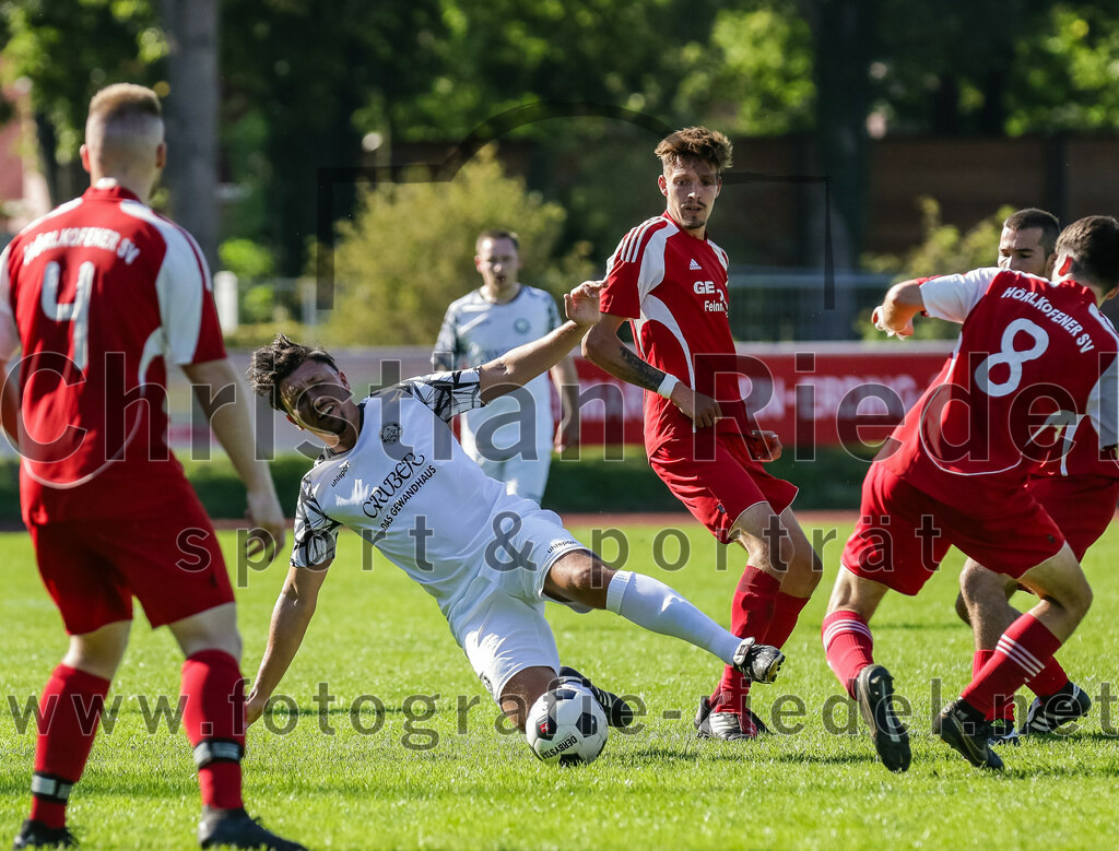 2023-09-09_045_FC_Herzogstadt_II_gegen_SG_Hoerlkofen_Woerth | Erding, Deutschland, 09.09.2023:
Fußball, A-Klassel 2023 / 2024, 6. Spieltag, FC Herzogstadt II gegen SG Hörlkofen/Wörth, Endergebnis: 1:2

Ludwig Scheidl (FC Herzogstadt, #18), Lukas Becker (SG Hörlkofen/Wörth, #11), Korbinian Nußrainer (SG Hörlkofen/Wörth, #8)

Foto: Christian Riedel / fotografie-riedel.net
