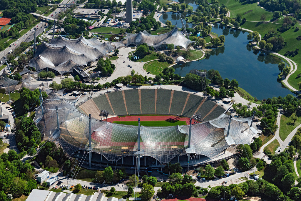 dr__0063823.jpg | MüNCHEN 29.04.2025 Dachkonstruktion Olympiadach des Olympiastadions an der Straße Spiridon-Louis-Ring in München im Bundesland Bayern. Das Olympia-Zeltdach überspannt hier die Olympiahalle im Olympiapark München. Das an Pylonen aufgehängten Seilnetz zählt zu den Wahrzeichen Münchens und steht unter Denkmalschutz. Weiterführende Informationen bei: Olympiapark München GmbH. // Sports facility grounds of the Olypmic stadium in Munich in the state Bavaria, Germany. Further information at: Olympiapark Muenchen GmbH. Foto: Daniel Reiter
