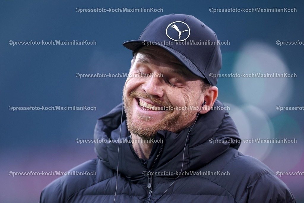 BMG13122501006 | 13.12.2025, Fußball, Borussia Mönchengladbach - VfL Wolfsburg, 1. Fußball Bundesliga, 14.Spieltag, Borussia-Park, Saison 2025 2026: Cheftrainer Eugen Polanski (Borussia Mönchengladbach)  DFB regulations prohibit any use of photographs as image sequences and or quasi-video.