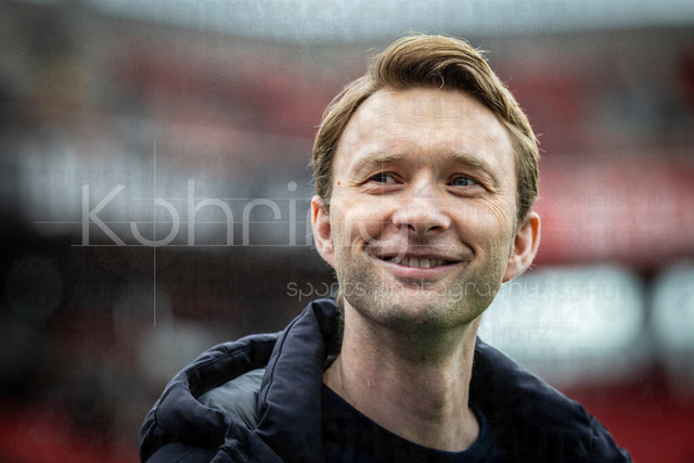 German Bundesliga, Bayer 04 Leverkusen vs. VfL Wolfsburg, 04.04.2026 | LEVERKUSEN, GERMANY - APRIL 4, 2026 :  Simon Rolfes (Manager Sport Bayer 04 Leverkusen) smiling before the German Bundesliga match on gameday 28 between Bayer 04 Leverkusen vs. VfL Wolfsburg at BayArena on April 4, 2026 in Leverkusen, Germany. DFL REGULATIONS PROHIBIT ANY USE OF PHOTOGRAPHS AS IMAGE SEQUENCES AND/OR QUASI-VIDEO.