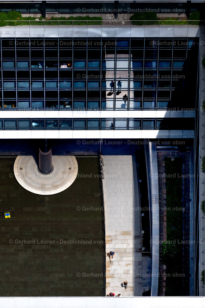 9102406 | STUTTGART 19.07.2021 Glasfassade vom Banken- Verwaltungsgebäude des Finanzdienstleistungs- Unternehmens " LBBW Landesbank Baden-Württemberg " Am Hbf im Ortsteil Europaviertel in Stuttgart im Bundesland Baden-Württemberg, Deutschland. Weiterführende Informationen bei: HALFKANN + KIRCHNER Beratende Ingenieure für Brandschutz PartGmbB,  Landesbank Baden-Württemberg,  WWA Architekten. // Glas facede from Banking administration building of the financial services company " LBBW Landesbank Baden-Wuerttemberg " in the district Europaviertel in Stuttgart in the state Baden-Wuerttemberg, Germany. Further information at: HALFKANN + KIRCHNER Beratende Ingenieure fuer Brandschutz PartGmbB,  Landesbank Baden-Wuerttemberg,  WWA Architekten. Foto: Gerhard Launer
