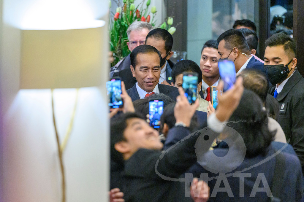 _DWA5451 | Welcoming Jokowi Widodo's arrival by the Indonesian people at Kastens Luisenhof Hotel in the context of the opening of Hannover Messe with Indonesia as Country Partner. Hannover, 15.04.2023 - Realisiert mit Pictrs.com