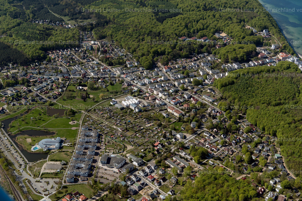 3801261 | SELLIN 2018 Ortsansicht an der Meeres-Küste der Ostsee entlang der Wilhelmstraße in Sellin an der Ostseeküste auf der Insel Rügen im Bundesland Mecklenburg-Vorpommern, Deutschland. // Townscape on the seacoast of Ostsee along the Wilhelmstrasse in Sellin at the baltic coast on the island Ruegen in the state Mecklenburg - Western Pomerania, Germany. Foto: Gerhard Launer