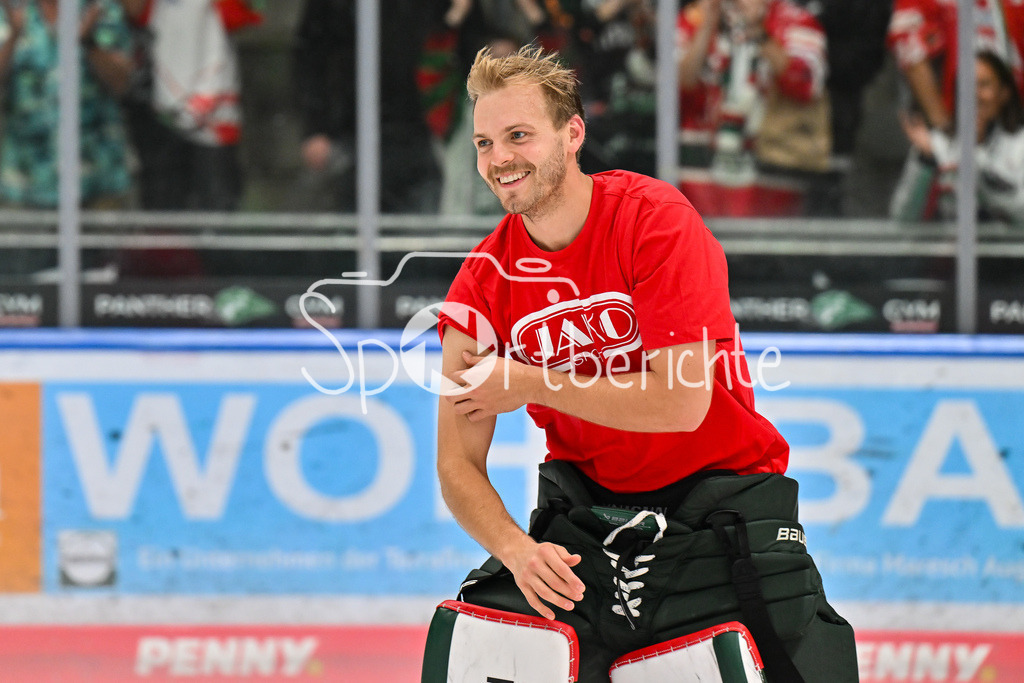 Augsburger Panther - Iserlohn Roosters | Die Augsburger Panther feiern zusammen mit ihren Fans den Heimsieg gegen Iserlohn / Penny DEL: Augsburger Panther - Iserlohn Roosters; Curt Frenzel Stadion am 21.09.2025 / im Bild Michael GARTEIG (Augsburger Panther 34