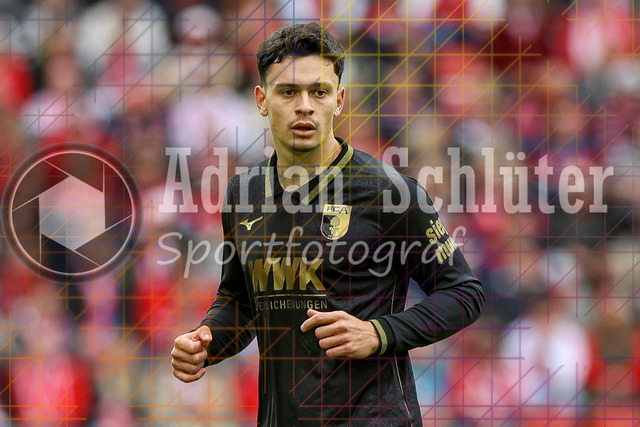1. FC Köln vs FC Augsburg - 1. Bundesliga  | Köln, Deutschland, 18.10.25:   Fabian Rieder (FC Augsburg) schaut waehrend des Spiels der 1. Bundesliga zwischen  1. FC Köln vs FC Augsburg im RheinEnergieStadion(Foto von Brauer-Fotoagentur / Adrian Schlueter)