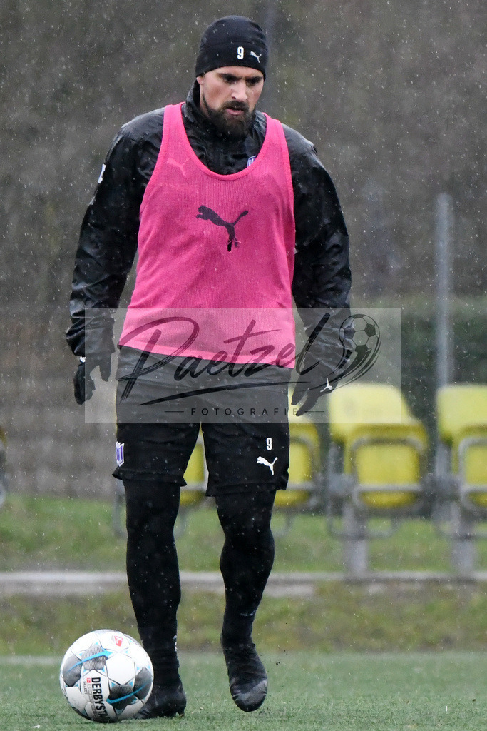 20200213_TRAOSN_0027 | Fussball, Herren: Marcos Alvarez (VfL Osnabrueck) in Aktion, am Ball, Einzelaktion waehrend der Trainingseinheit des VfL Osnabrueck im Sportpark Illoshoehe am 13.02.2020 in Osnabrueck, Deutschland. - Realisiert mit Pictrs.com
