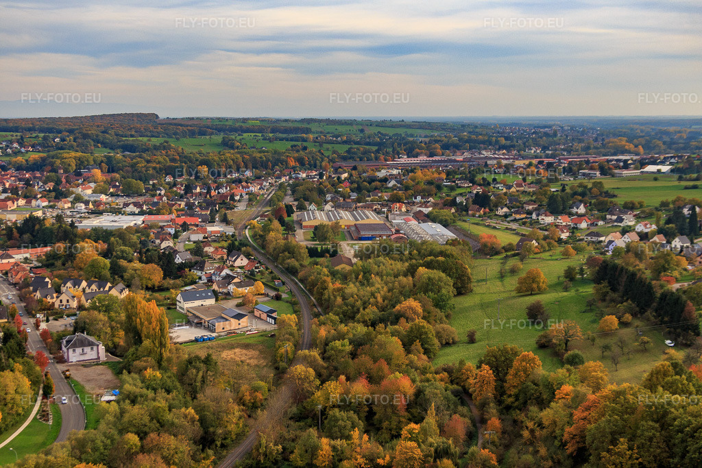 Vue aérienne: Vue de la ville depuis le nord-ouest à Reichshoffen dans le département Bas Rhin, France – .Photo: IMG_084744.jpg prise le 24/10/2015 par Werner Riehm/FLY-FOTO.eu – Résolution de l'original: 5472 x 3648 px