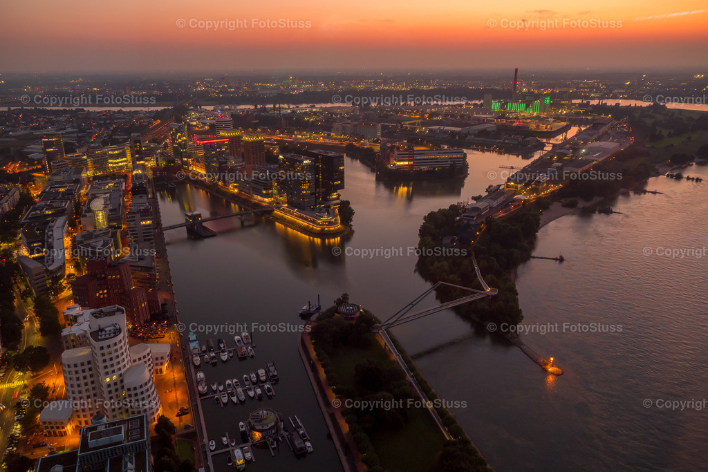 Ausblick auf den Medienhafen Düsseldorf im Sommer am Abend | Luftbild vom Medienhafen in Düsseldorf am Rhein zum Sonnenuntergang im Sommer. - Realisiert mit Pictrs.com