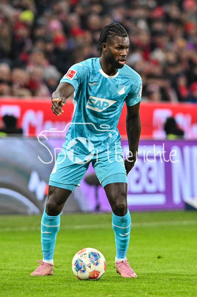 FC Bayern München - TSG 1899 Hoffenheim | MUNICH, GERMANY - 08. FEBRUARY: am Ball Ihlas BEBOU (TSG Hoffenheim 9) / Einzelfoto / Freisteller während dem Bundesligamatch zwischen dem FC Bayern München und der TSG 1899 Hoffenheim am 21. Spieltag in der Allianz Arena / DFL REGULATIONS PROHIBIT ANY USE OF PHOTOGRAPHS AS IMAGE SEQUENCES AND/OR QUASI-VIDEO