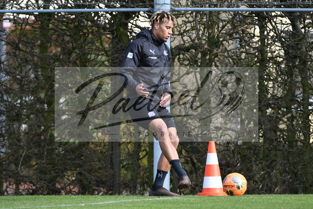 20200302_TRAOSN_0034 | Fussball, Herren: Etienne Amenyido (VfL Osnabrueck) in Aktion, am Ball, Einzelaktion waehrend der Trainingseinheit des VfL Osnabrueck im Sportpark Illoshoehe am 02.03.2020 in Osnabrueck, Deutschland. - Realisiert mit Pictrs.com