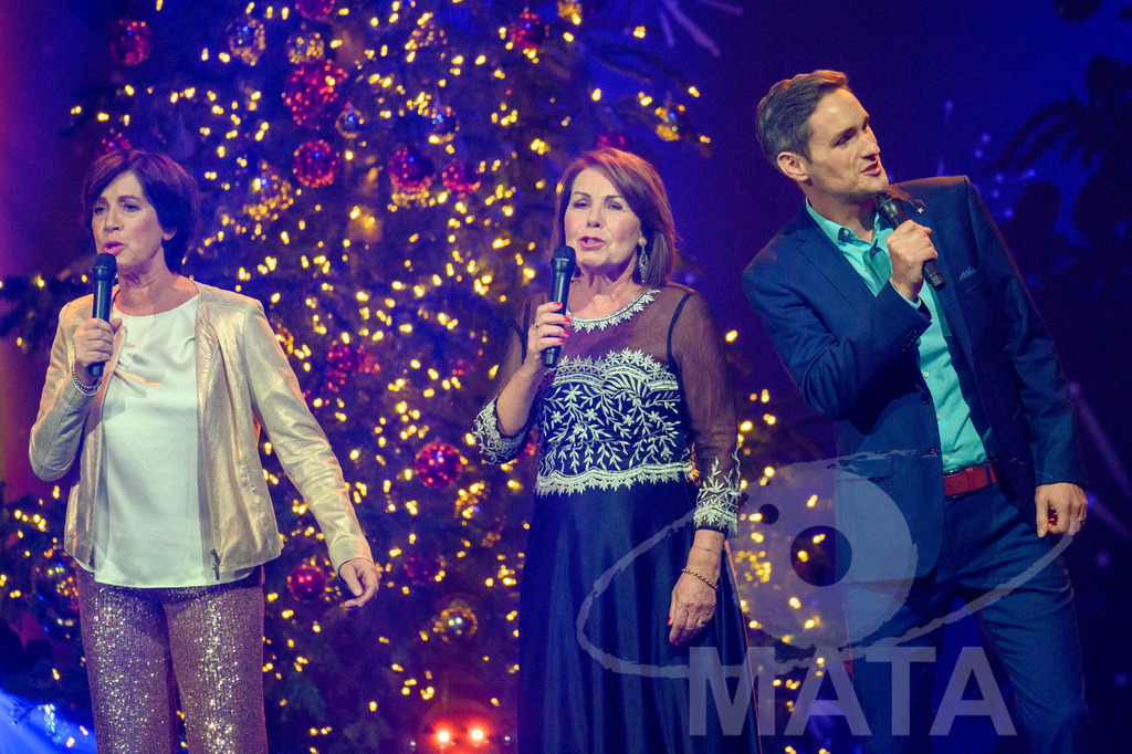 _DWA1463 | Ursulla Heller (BR24), Brigitte Walbrun (Dahoam is Dahoam), Benedikt Schregle (BR-KLASSIK)  bei '30 Jahre Sternstunden-Gala 2023' in der Frankenhalle. Nürnberg, 15.12.2023 - Realisiert mit Pictrs.com