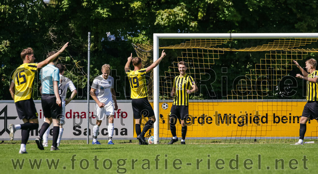 2023-08-19_016_FC_Moosinning_gegen_SV_Reichertsheim | Moosinning, Deutschland, 19.08.2023:
Fußball, Bezirksliga Oberbayern Ost 2023 / 2024, 5. Spieltag, FC Moosinning gegen SV Reichertsheim, Endergebnis: 0:4

Jubel nach dem 1:0 durch Maximilian Lechner (FC Moosinning, #11)
Thomas Auerweck (FC Moosinning, #19), Maximilian Lechner (FC Moosinning, #11), Stefan Haas (FC Moosinning, #8)

Foto: Christian Riedel / fotografie-riedel.net