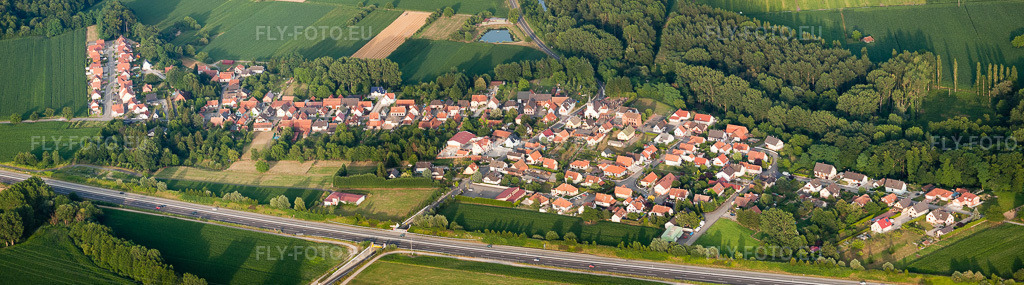Vue aérienne: Panorama du village au-delà de l'A35 à Kesseldorf dans le département Bas Rhin, France.Photo: IMG_30603-Bearbeitet.jpg prise le 09/07/2010 par Werner Riehm/FLY-FOTO.euRésolution de l'original: 10273 x 2854 px