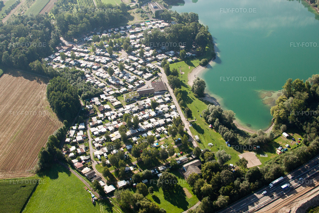 Luftbild: Campingplatz und Uferbereiche am Sandstrand des Freibades Achernsee im Ortsteil Großweier in Achern im Bundesland Baden-Württemberg in Deutschland. Foto: IMG_31675.jpg vom 20.08.2010 durch Werner Riehm/FLY-FOTO.de