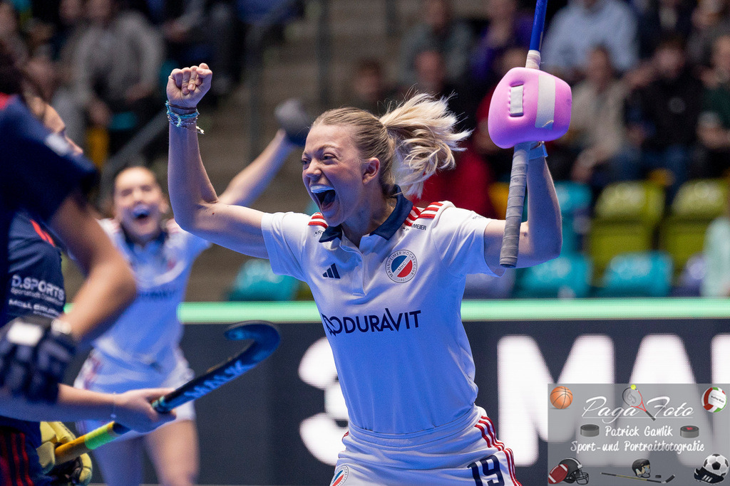 Volvo E.R.B. Final 4 Halbfinale Frauen: Mannheimer HC - Düsseldorfer HC, 25.01.2025 | Verena Neumann (Mannheimer HC #19) feiert das Tor / den Treffer zum 1:1 Ausgleich, Mannheimer HC - Düsseldorfer HC, Frankfurt, Süwag Arena, 25.1.2025 - Realisiert mit Pictrs.com