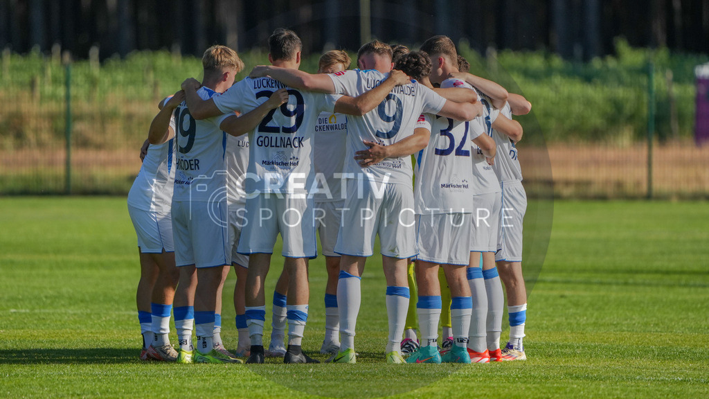 Fußball, Herren, Freundschaftsspiel, Testspiel, SG 1910 Woltersdorf vs. FSV 63 Luckenwalde, Freitag 20.06.2025, Sportplatz Woltersdorf, | Fußball, Herren, Freundschaftsspiel, Testspiel, SG 1910 Woltersdorf vs. FSV 63 Luckenwalde, Freitag 20.06.2025, Sportplatz Woltersdorf, Im Bild: Der Mannschaftskreis des FSV 63 Luckenwalde. - Realisiert mit Pictrs.com