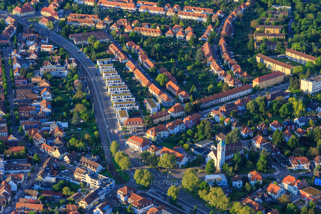 Luftbild: Herrenalber Straße x Diakonissenstraße mit Christkönigkirche von Süden im Ortsteil Rüppurr in Karlsruhe im Bundesland Baden-Württemberg in Deutschland. Foto: IMG_099547.jpg vom 21.05.2017 durch Werner Riehm/FLY-FOTO.de