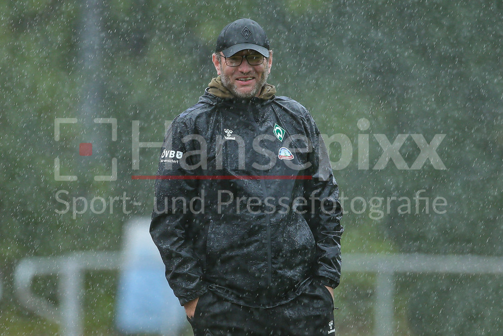 Fussball, Testspiel Frauen, SV Henstedt-Ulzburg - SV Werder Bremen | v.li.: Thomas Horsch (Trainer, Cheftrainer, SV Werder Bremen) lächelt, lacht, Freude, freut sich, Portrait, Nahaufnahme, Einzelfoto, Einzelbild