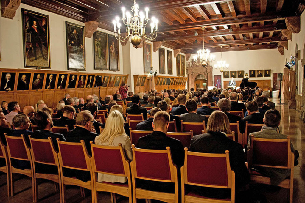 Bildlexikon Leipzig - Altes Rathaus - Verleihung der Bach Medaille im Festsaal | Das Team hinter BILDLEXIKON LEIPZIG bündelt historische wie aktuelle Informationen über die Stadt Leipzig in Text und Bild auf einer Plattform und stellt diese der interessierten Öffentlichkeit zur Verfügung.