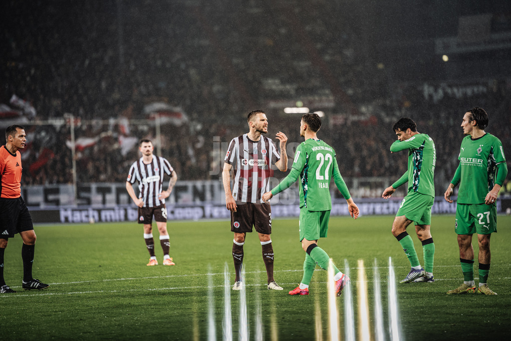 Fußball | Männer | Saison 2025/2026  | Fußball-Bundesliga | 09. Spieltag | FC St. Pauli vs. Borussia Mönchengladbach | 01.11.2025 | v.l. Karol Mets (#3, FC St. Pauli) streitet mit Oscar Fraulo (#22, Borussia Mönchengladbach)