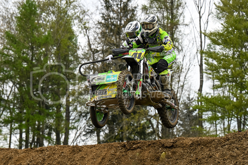 Motocross Schlatt bei Winterthur - 30. April 2023 | #41 Hofmann Fabian / Strauss Marius aus Elgg (CH) auf VMC Zabel in der Kategorie Seitenwagen am Motocross Schlatt bei Winterthur, 30. April 2023. 
Instagram: @mx_schlatt | @mc_wila | @sam_schweiz
Bild: Sportfotografie Markus Aeschimann | www.markus-aeschimann.ch - Realisiert mit Pictrs.com