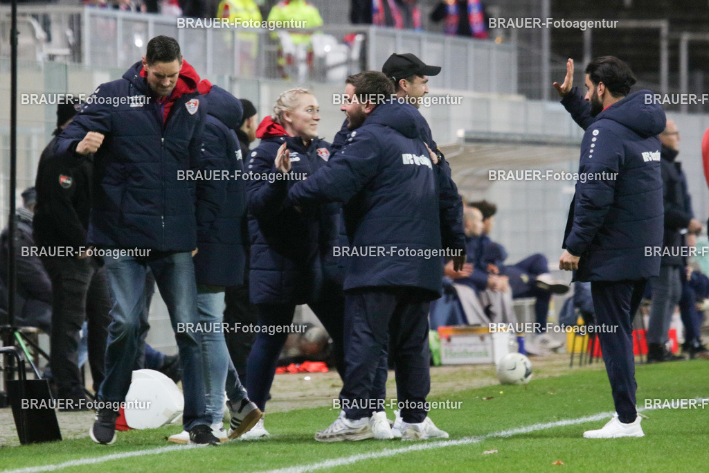 KFC Uerdingen - Ratingen 04/19 | Krefeld, Deutschland, 02.12.25 Das Trainerteam des KFC Uerdingen bejubelt den Treffer zum 1:0 während des Oberliga Niederrhein Spiels zwiachen KFC Uerdingen - Ratingen 04/19 im Krefelder Grotenburg Stadion am 02. Dezember 2025 in Krefeld (Foto von Ralph Görtz / Brauer-Fotoagentur)
