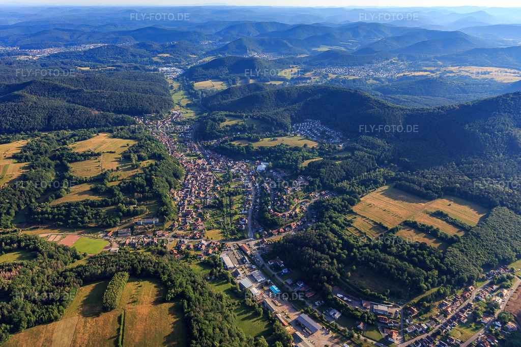 Luftbild: Ortsansicht von Süden in Bruchweiler-Bärenbach im Bundesland Rheinland-Pfalz in Deutschland. Foto: IMG_120958.jpg vom 26.06.2020 durch Werner Riehm/FLY-FOTO.de