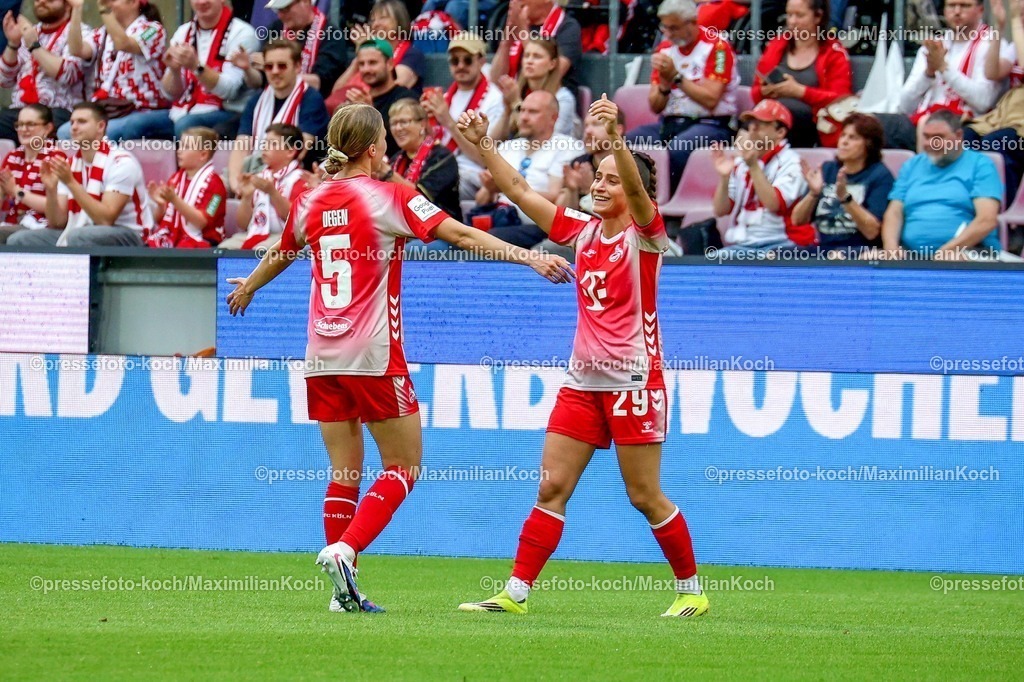 xsscx02052601123 | 02.05.2026, xsscx, Frauen Fussball, 1. FC Köln - Werder Bremen, 1. Fussball Bundesliga, 24. Spieltag, RheinEnergie-Stadion, Saison 2025 2026: Die Mannschaft des 1. FC Köln feiert ihren Sieg zum 3:0 mit Celina Degen (1. FC Köln #5), Vanessa Leimenstoll (1. FC Köln #29) DFB regulations prohibit any use of photographs as image sequences and or quasi-video. Photo: xSandraxScherningxPressefotoKochx