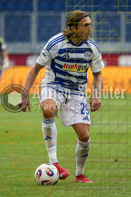 MSV Duisburg vs VfB Stuttgart II - 3. Liga | Duisburg, Deutschland, 02.08.25:   Joshua Bitter (MSV Duisburg) in Aktion am Ball, Einzelaktion waehrend des Spiels der 3. Liga MSV Duisburg vs VfB Stuttgart II in der schauinsland-reisen-arena(Foto von Brauer-Fotoagentur / Adrian Schlueter)