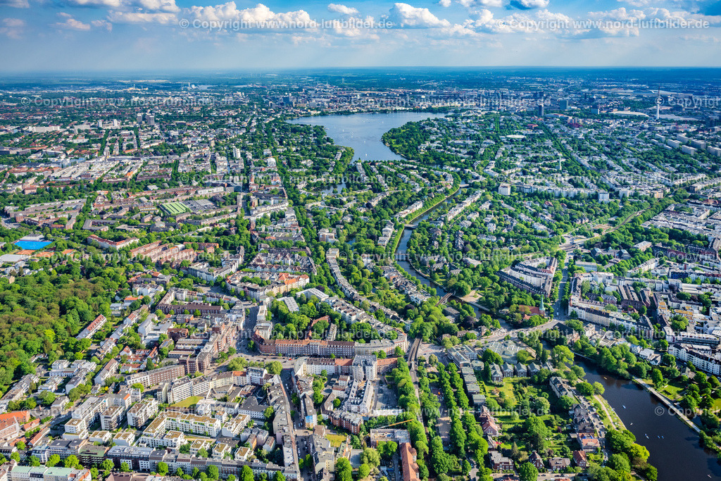 Hamburg_Winterhude_ELS_5772180522 | HAMBURG 18.05.2022 Stadtteilansicht von Winterhude Winterhuder Marktplatz in der Hansestadt Hamburg. // View of the Winterhude part on the Eastern riverbank of the Aussenalster in the Hanseatic city on place Winterhuder Marktplatz of Hamburg in Germany. Foto: Martin Elsen