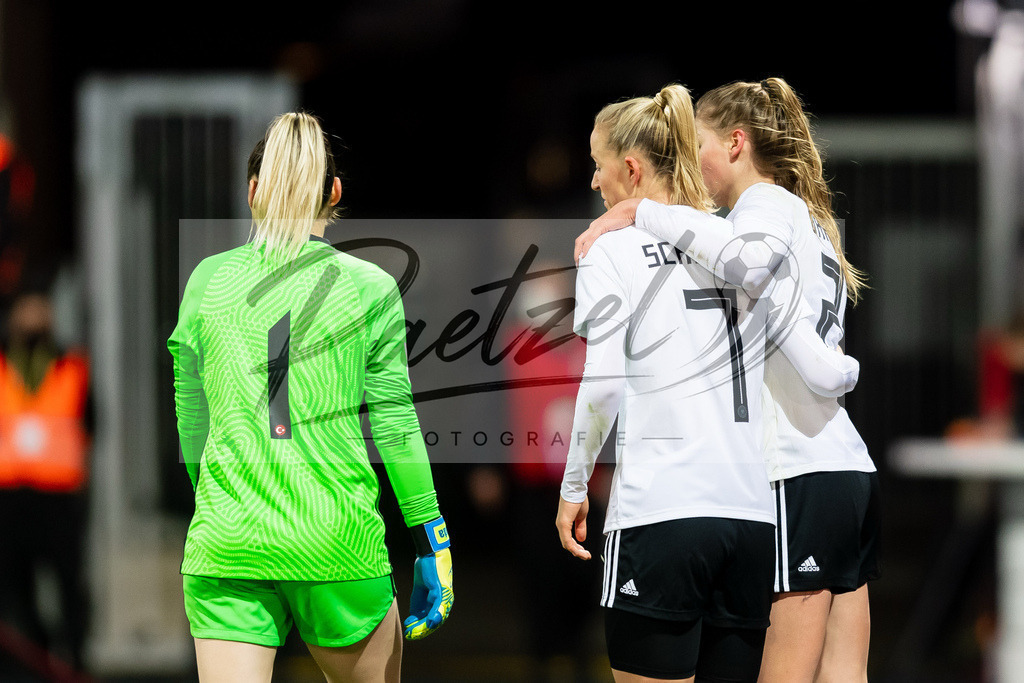 GERTUR20211126_032 | Fussball, Frauen: Jule Brand (Germany) Torjubel, jubelt nach ihrem Treffer zum 4:0 mit Lea Schueller (Germany) bei dem Spiel der WM-Qualifikation zwischen Deutschland und Tuerkei im Eintracht-Stadion am 26.11.2021 in Braunschweig, Deutschland. - Realisiert mit Pictrs.com