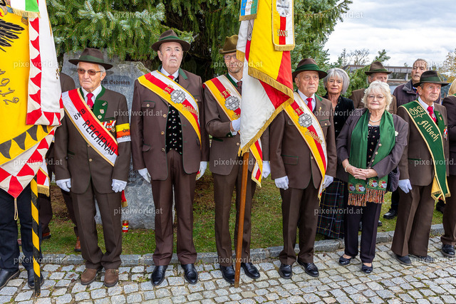 Kranzniederlegung am Karner bei der Stadtpfarrkirche "Maria in Dorn" | Bildershop von pixelworld.at - Realisiert mit Pictrs.com