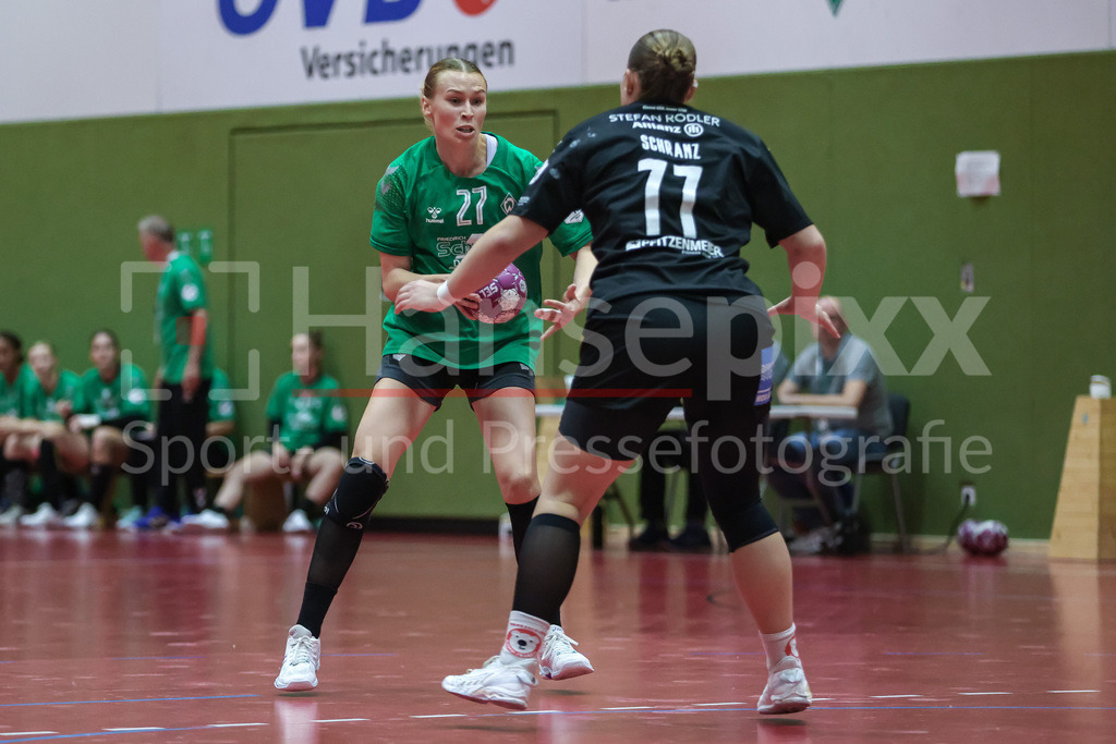 Handball, 2. Bundesliga Frauen, SV Werder Bremen - Kurpfalz Bären | v.li.: Emma Ruwe (SV Werder Bremen, 27) am Ball, Spielszene, Aktion, Action und Viviane Schranz (Kurpfalz Bären, 77)